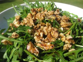 ensalada de rucula, nueces y aceitunas negras